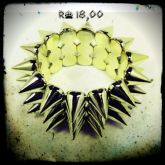 Pulseira dourada de spikes