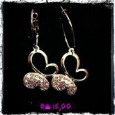 Argola de metal prata tam M com pingente borboleta c/ strass